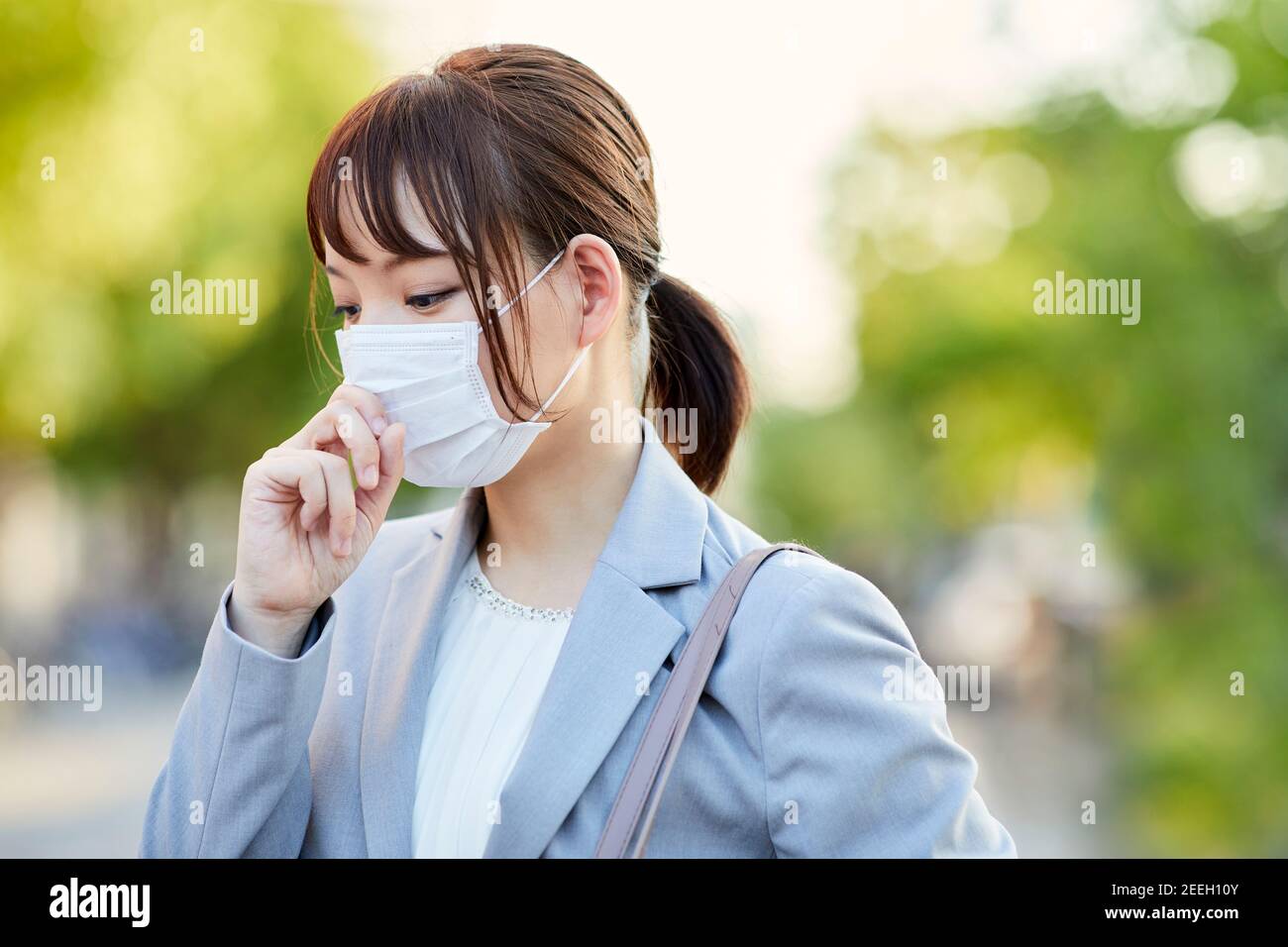 Jeune femme d'affaires japonaise à l'extérieur Banque D'Images