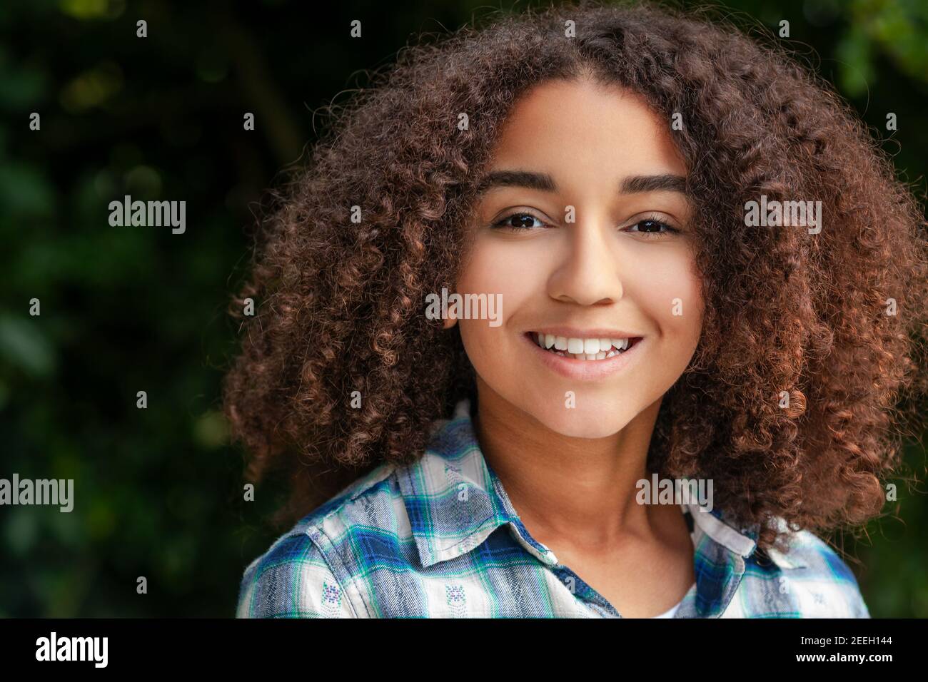Portrait extérieur de beau noir heureux de race mixte biracial africain Fille américaine adolescente femme enfant souriant avec des dents parfaites Banque D'Images