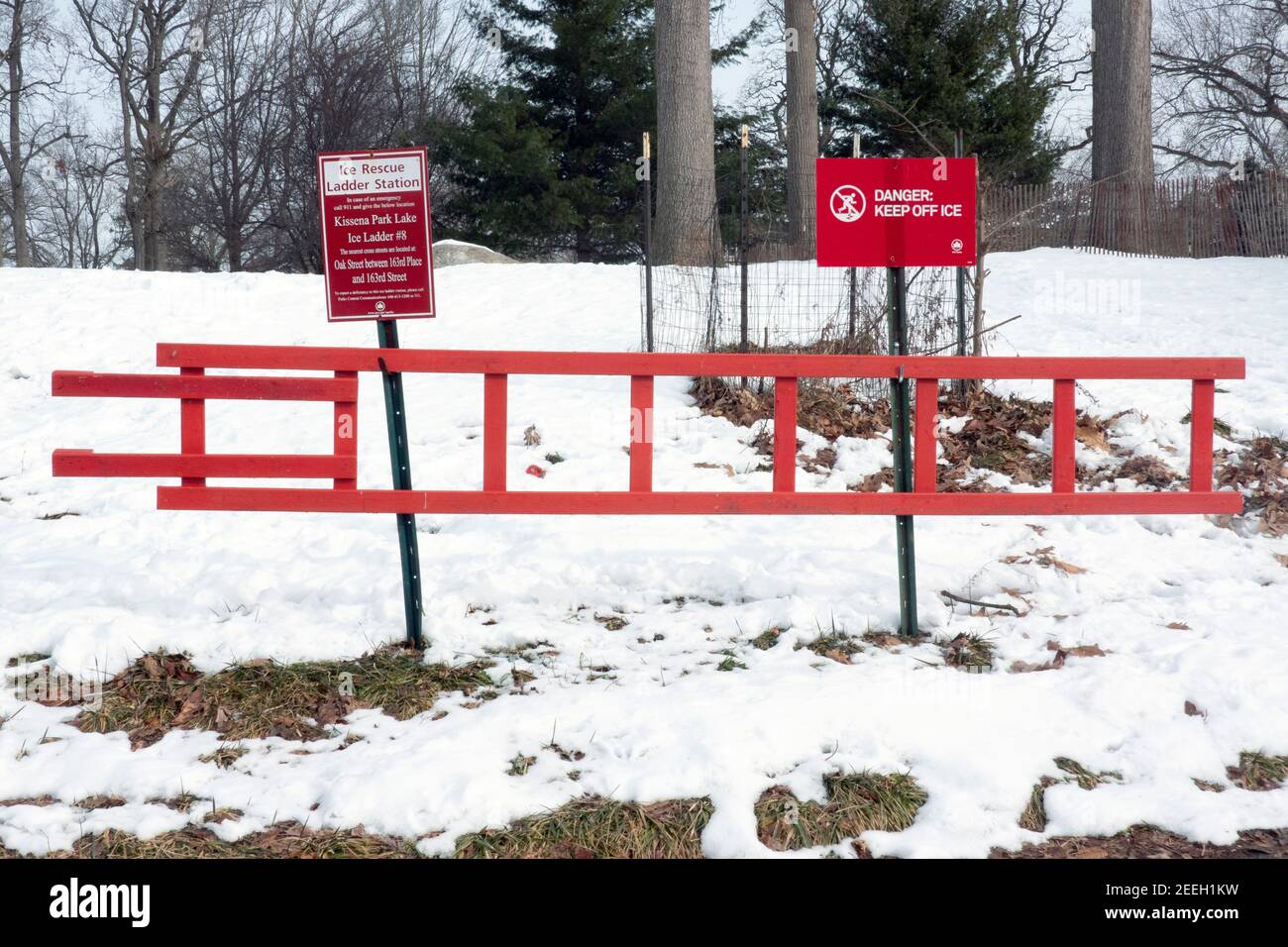 Une échelle de sauvetage adjacente au lac dans le parc Kissena à Flushing, New York. Banque D'Images