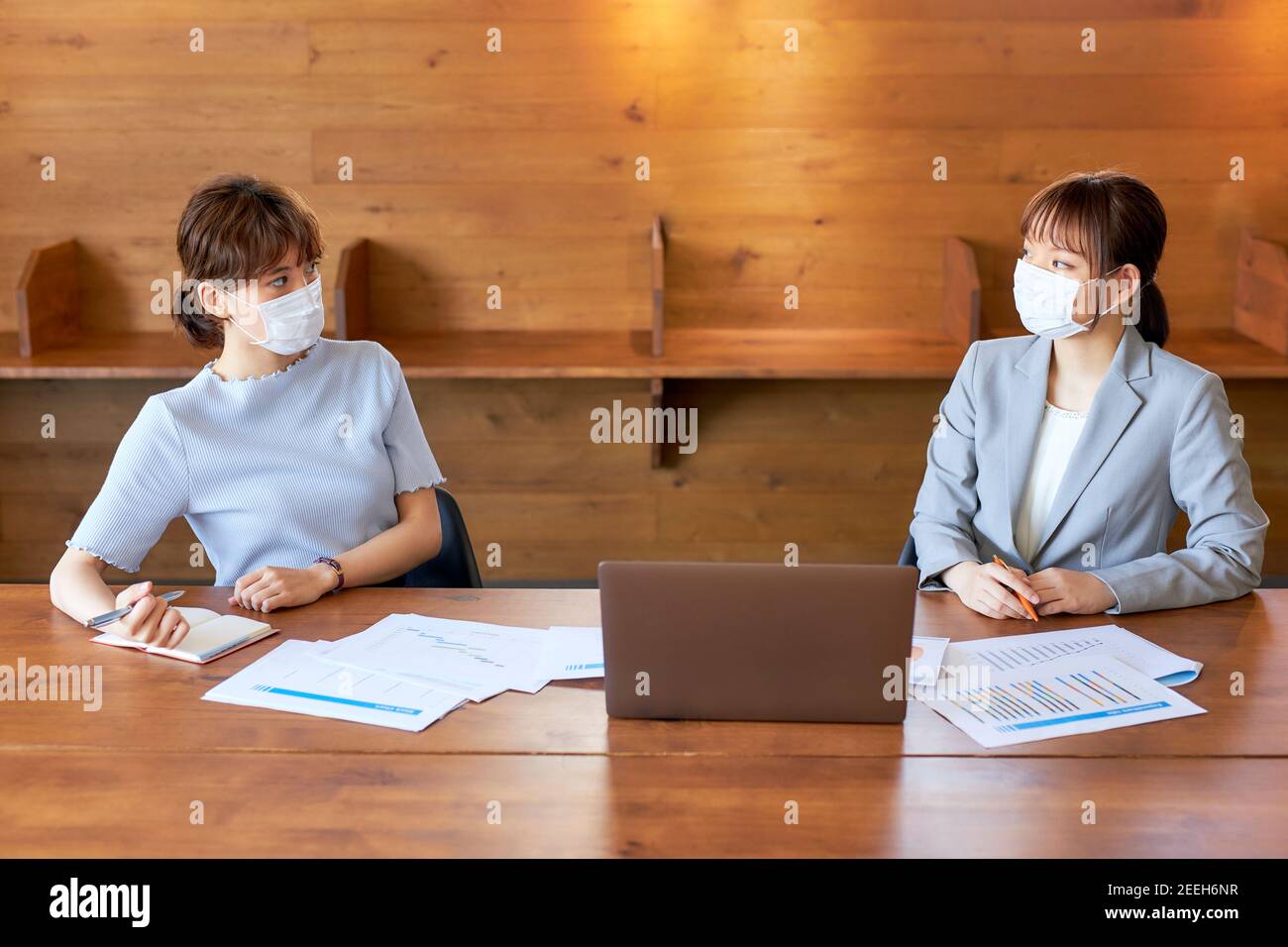 Jeunes femmes japonaises travaillant Banque D'Images