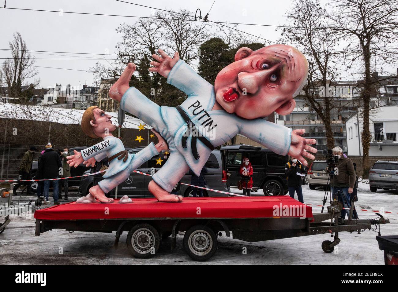 Flottez pour vous amuser avec Alexei Navalny qui donne un coup de pied à Vladimir Poutine. Les chars de carnaval créés par l'artiste allemand Jacques Tilly ont été présentés et exposés plus tard dans tout Dusseldorf alors que le défilé de carnaval principal a été annulé en raison de la pandémie du coronavirus. Banque D'Images