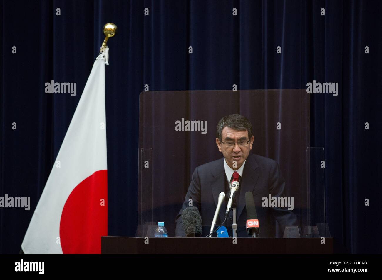 Tokyo, Japon. 16 février 2021. Le ministre de la réforme administrative et réglementaire, Taro Kono, informe les médias sur le plan de vaccination Covid-19 lors d'une conférence de presse. Crédit : SOPA Images Limited/Alamy Live News Banque D'Images