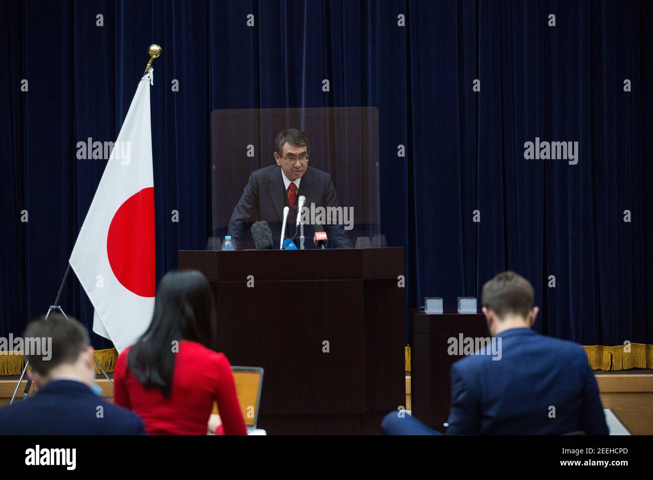 Tokyo, Japon. 16 février 2021. Le ministre de la réforme administrative et réglementaire, Taro Kono, informe les médias sur le plan de vaccination Covid-19 lors d'une conférence de presse. Crédit : SOPA Images Limited/Alamy Live News Banque D'Images