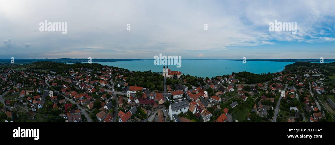 Photo panoramique aérienne à 180 degrés sur la ville de Tihany. Lac Balaton en arrière-plan. Célèbre destination touristique avec monuments hongrois église et h Banque D'Images