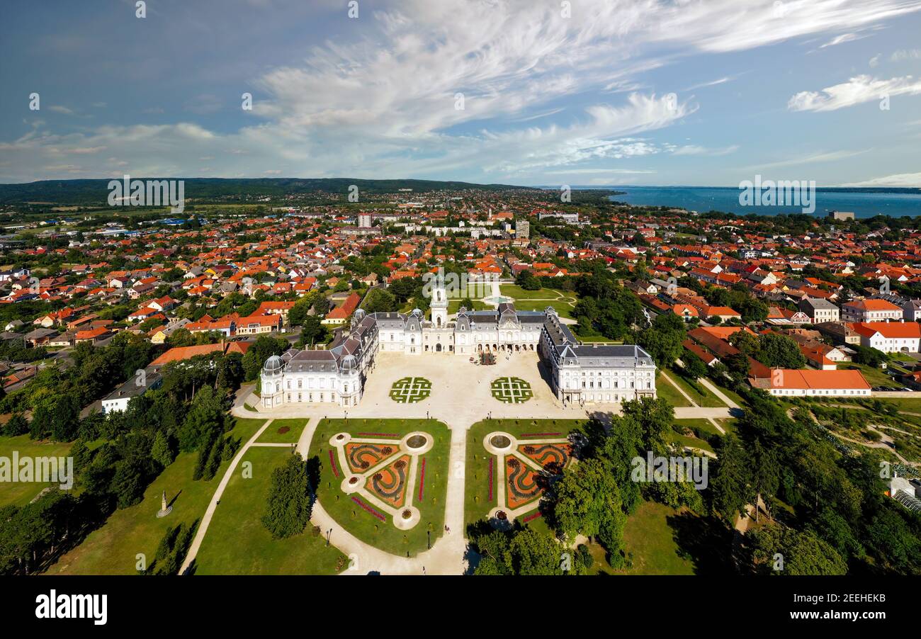 Photo aérienne d'un château historique hongrois et d'un musée qui s'appelle le château des Festetics. Ce château médiéval se trouve dans la ville de Keszthely, à côté de Balaton Banque D'Images