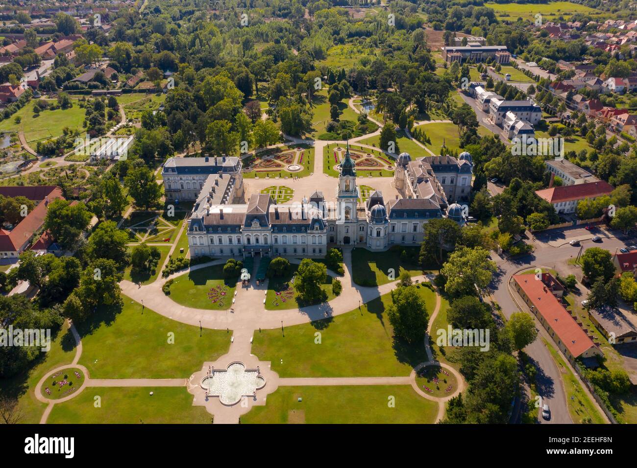 Photo aérienne d'un château historique hongrois et d'un musée qui s'appelle le château des Festetics. Ce château médiéval se trouve dans la ville de Keszthely, à côté de Balaton Banque D'Images