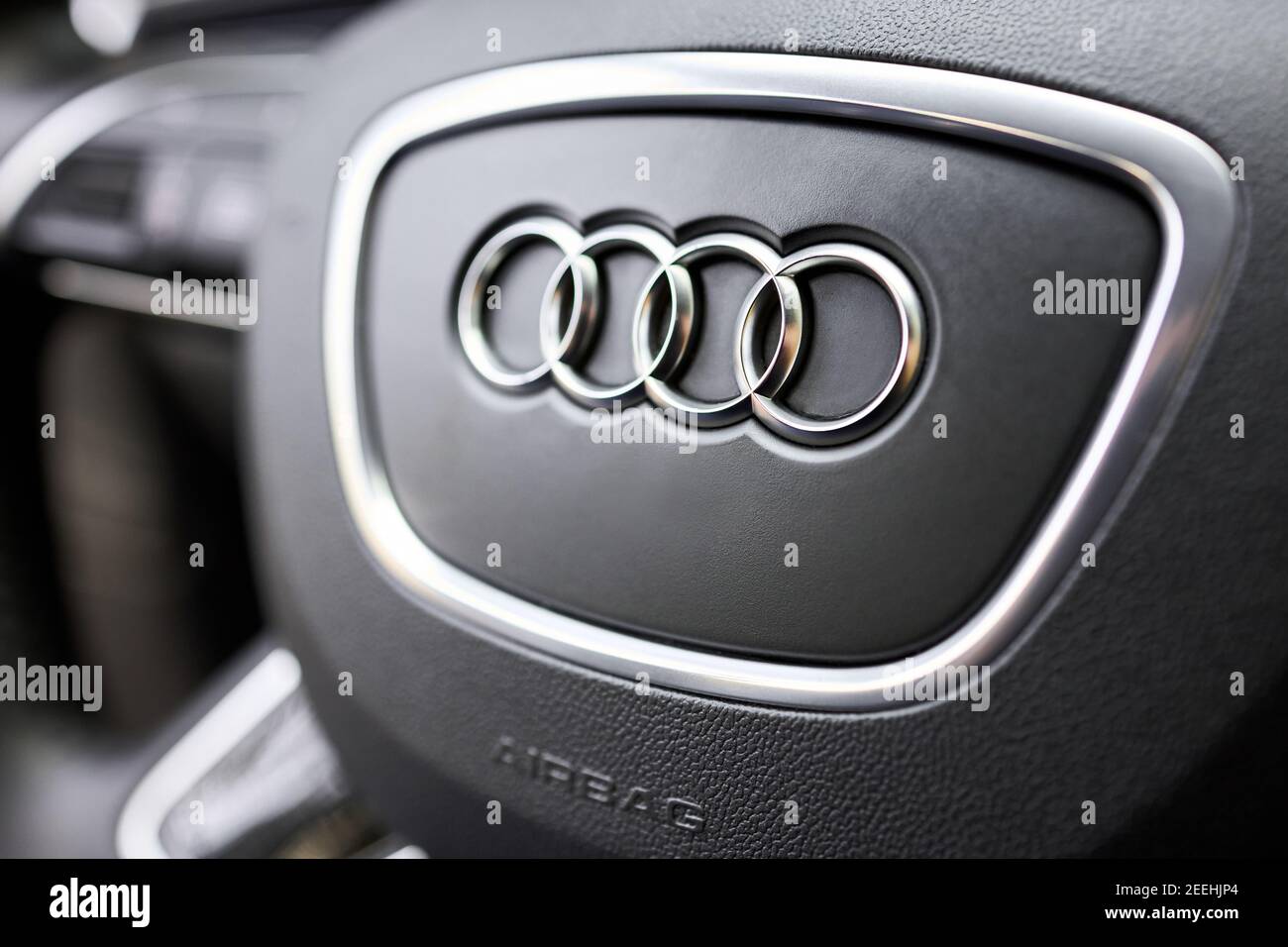GRODNO, BÉLARUS - DÉCEMBRE 2019 : logo Audi A6 4G C7 sur volant et airbag sélectif. Concept de conduite sécuritaire. Banque D'Images
