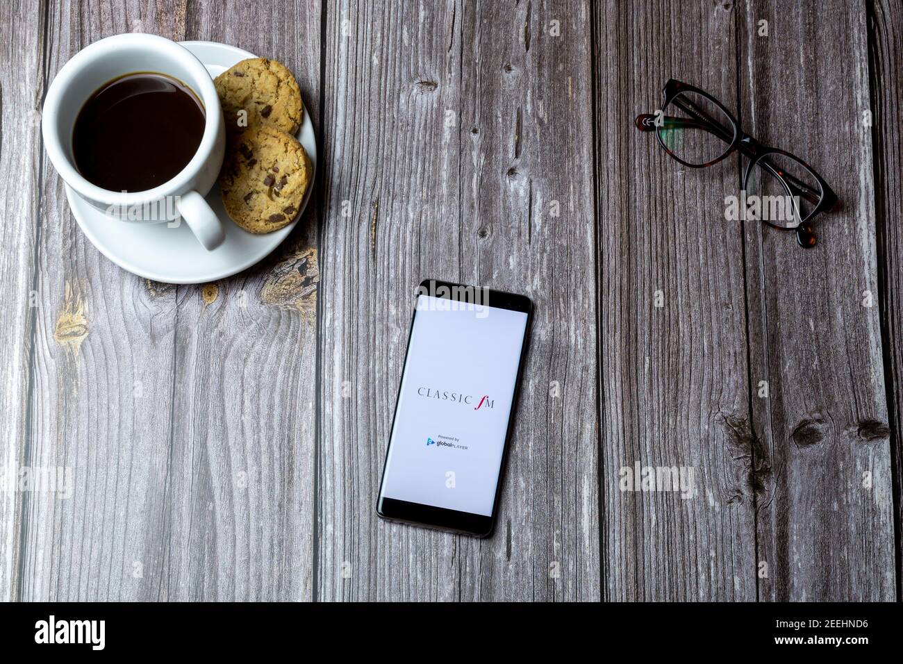 Un téléphone portable ou mobile posé sur un bois Tableau avec l'application Classic FM ouverte à l'écran Banque D'Images