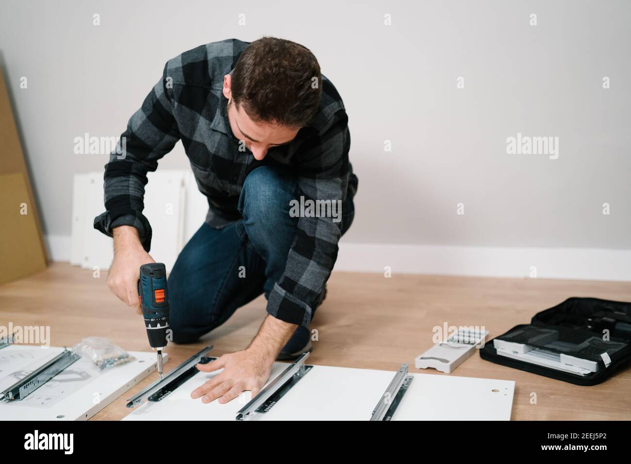Portrait de l'homme assemblant des meubles. Faites-le vous-même assemblage de meubles. Banque D'Images
