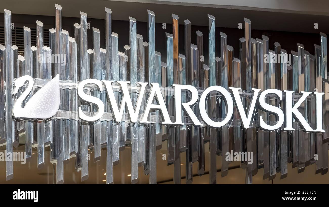 Les lettres de l'enseigne SWAROVSKI à l'entrée du magasin dans le Centre  Eaton. SWAROVSKI AG est un producteur autrichien de verre de plomb de luxe,  dont le siège est à Wattens, Aus