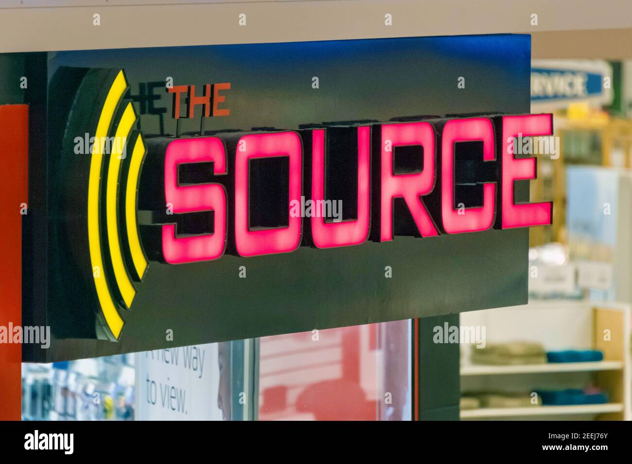 L'enseigne du magasin Source : la Source est l'un des principaux détaillants canadiens d'électronique grand public et de téléphones cellulaires. Banque D'Images