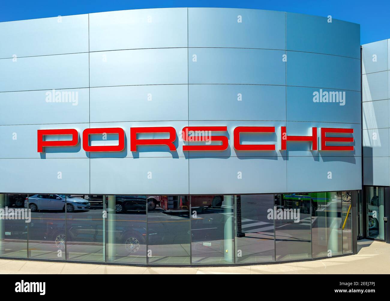 Concessionnaire Porsche. Porsche AG est un constructeur automobile allemand spécialisé dans les voitures de sport, les vus et les berlines hautes performances. Banque D'Images
