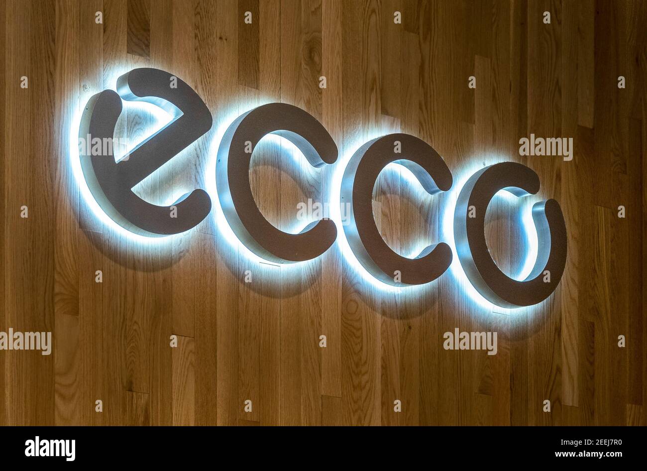 Affiche ECCO à l'entrée du magasin. ECCO Canada est un détaillant qui vend  une vaste gamme de chaussures pour hommes et femmes Photo Stock - Alamy