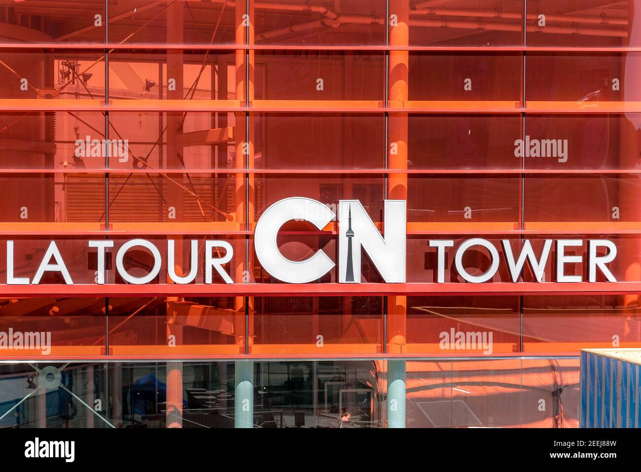 La Tour CN, une attraction touristique importante de Toronto. La tour CN est une tour de communications et d'observation en béton de 553.33 mètres de haut dans le centre-ville Banque D'Images