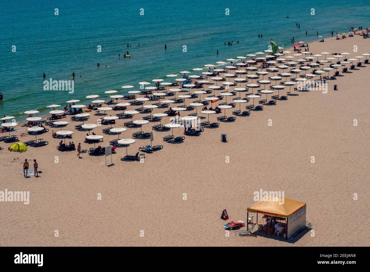 Bulgarie, Sunny Beach, 04 juillet 2020: Plage avec peu de touristes pendant la première ouverture après le premier confinement en raison de la pandémie de Covid-19 d'en haut Banque D'Images