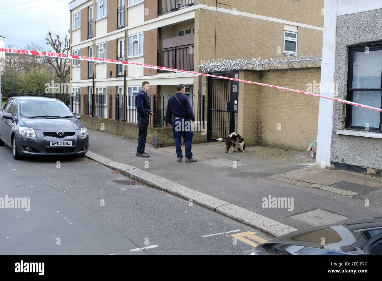 LONDRES - 13 MARS 2019 : la police avec un chien sniffer cherche des armes abandonnées après une attaque au couteau près de la station de métro Leyton dans l'est de Londres Banque D'Images