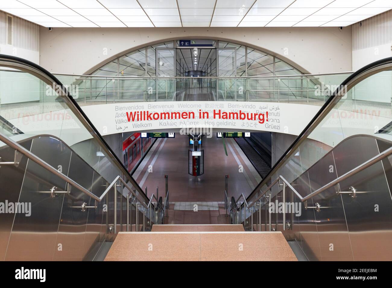 Panneau de bienvenue à l'entrée de la gare de Hambourg aéroport en Allemagne Banque D'Images