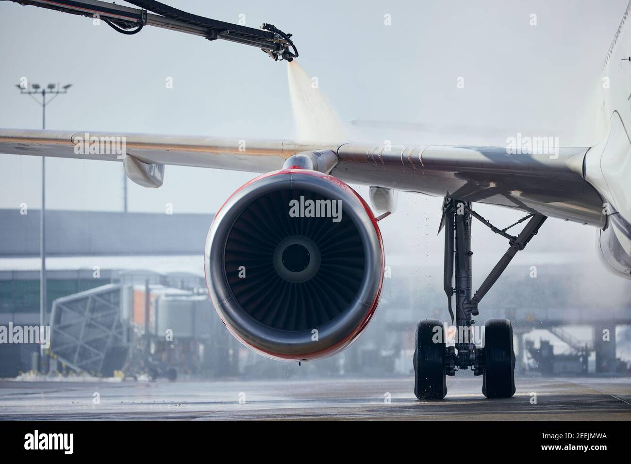 Dégivrage de l'aile de l'avion avant le vol. Hiver givré jour à l'aéroport. Banque D'Images