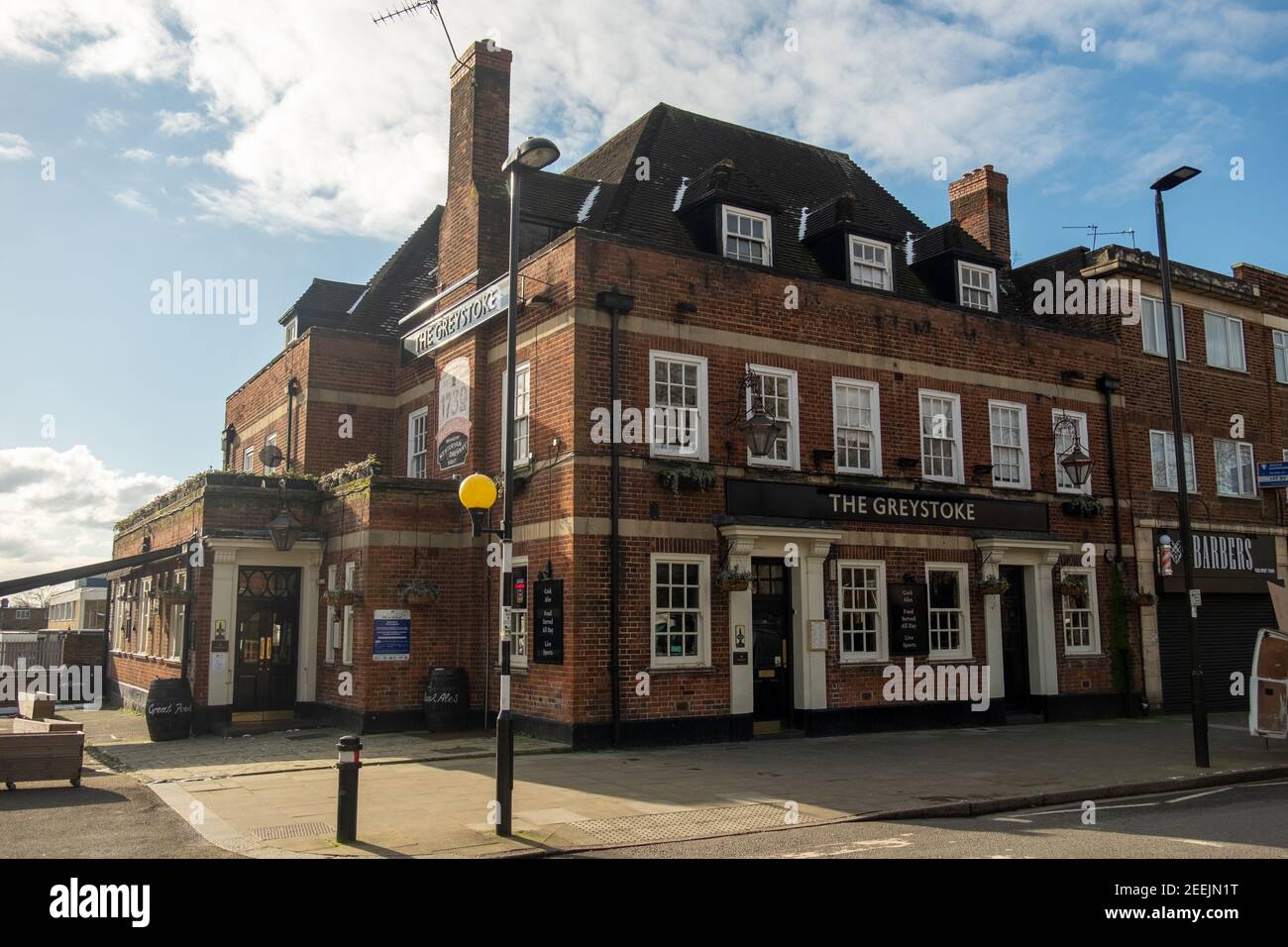 Londres - le pub de Greystoke près de la gare de North Ealing à la sortie de Hanger Lane dans l'ouest de Londres Banque D'Images