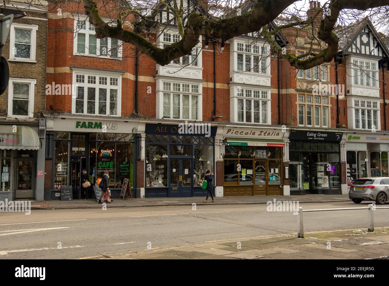 Londres - petits magasins indépendants locaux sur Ealing Green , Ealing Broadway dans l'ouest de Londres Banque D'Images