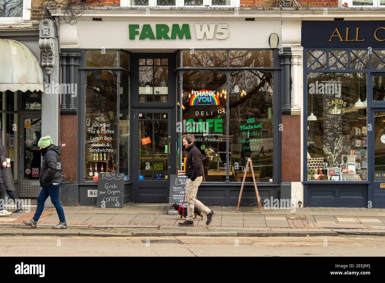 Londres - petits magasins indépendants locaux sur Ealing Green , Ealing Broadway dans l'ouest de Londres Banque D'Images