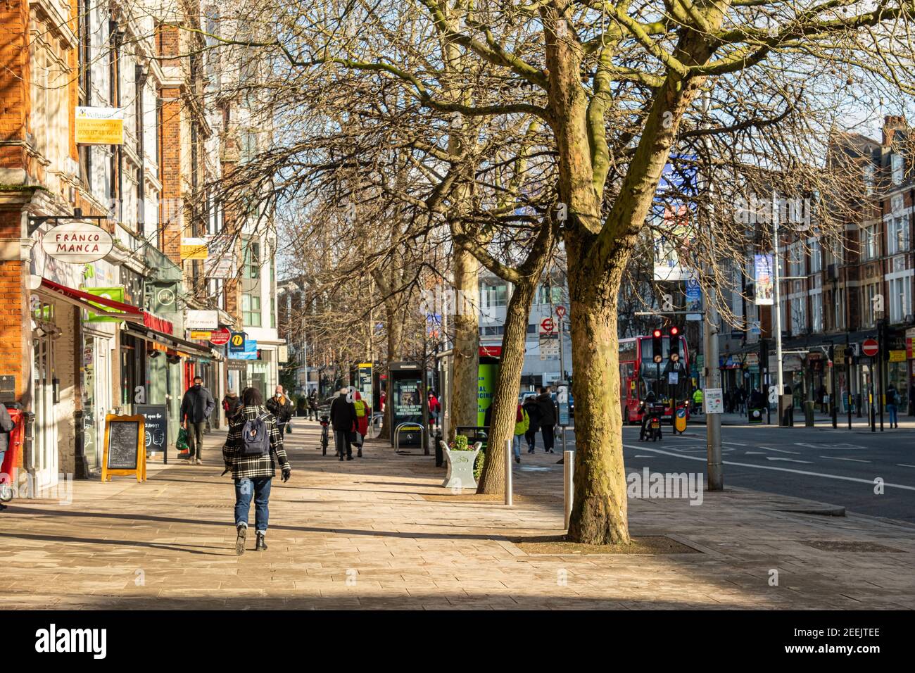 Londres- Ealing Broadway scène de rue haute, un centre de détail dans l'ouest de Londres Banque D'Images