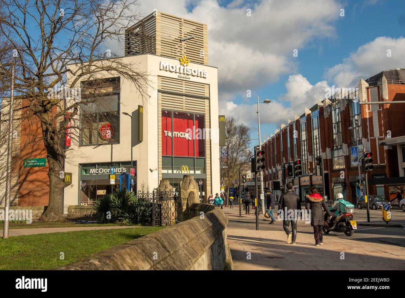 Londres- Ealing Broadway scène de rue haute, un centre de détail dans l'ouest de Londres Banque D'Images