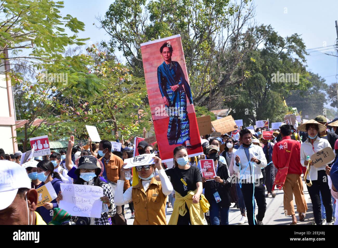 Le peuple birman est descendu dans la rue pour protester contre coup d'etat militaire Banque D'Images