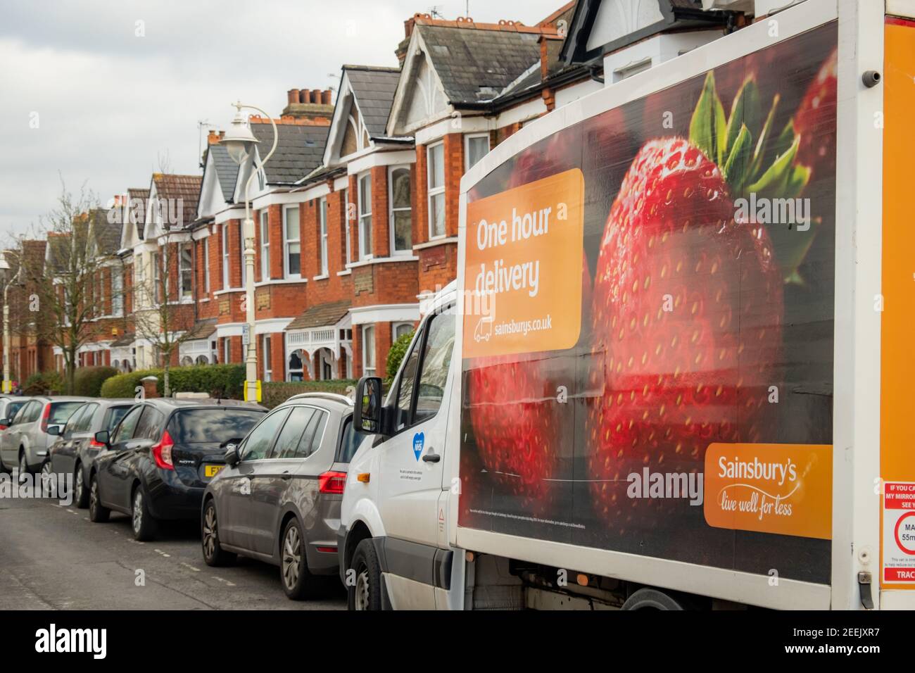 Londres- février, 2021: Sainsburys livraison de minibus sur rue urbaine service de livraison en ligne pour grand supermarché britannique Banque D'Images