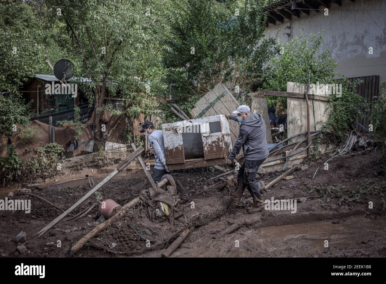 Les hommes déplacent leurs effets boueux après que les glissements de terrain ont détruit leur maison.un système frontal robuste s'est terminé avec des centaines de personnes touchées et plus d'une centaine de maisons endommagées par des inondations, alluvions et glissements de terrain dans les villes de San José de Maipo, San Alfonso étaient l'une des zones les plus complexes de boues. Crédit : SOPA Images Limited/Alamy Live News Banque D'Images