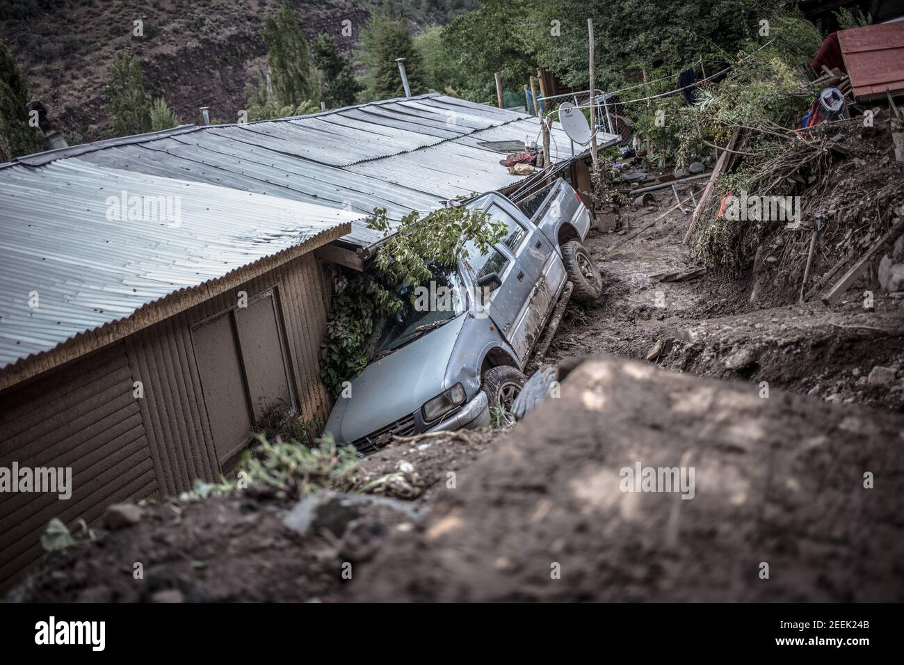 Vue d'un pick-up endommagé et enterré en raison de glissements de terrain.un système frontal robuste s'est terminé avec des centaines de personnes touchées et plus d'une centaine de maisons endommagées par des inondations, alluvions et glissements de terrain dans les villes de San José de Maipo, San Alfonso était l'une des zones les plus complexes de boues. Crédit : SOPA Images Limited/Alamy Live News Banque D'Images