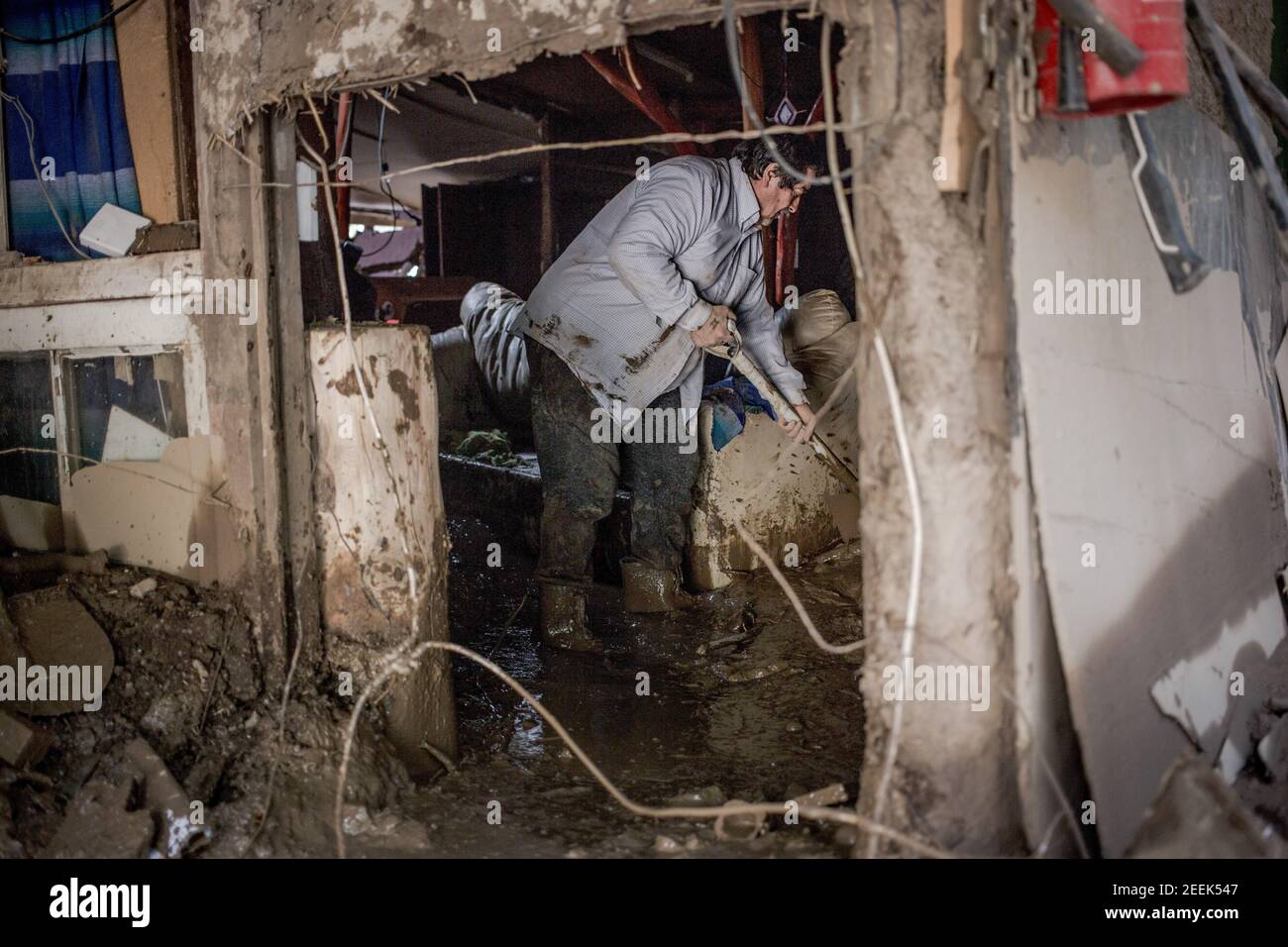 San José de Maipo, Chili. 1er février 2021. Un homme nettoie la boue de sa maison après l'alluvium et le glissement de terrain.Strong système frontal s'est terminé avec des centaines de personnes touchées et plus d'une centaine de maisons endommagées par des inondations, alluvium et glissements de terrain dans les villes de San José de Maipo, San Alfonso étaient l'une des zones les plus complexes de boues. Crédit : Vanessa Rubilar/SOPA Images/ZUMA Wire/Alay Live News Banque D'Images