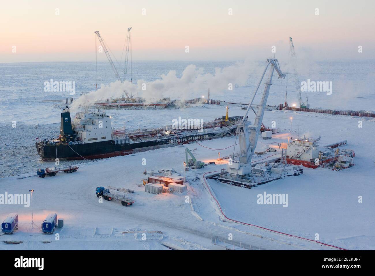 Sabetta 2, région de Tyumen, Russie - 25 janvier 2021 : les navires de mer sont à l'amarrage, déchargement. Banque D'Images