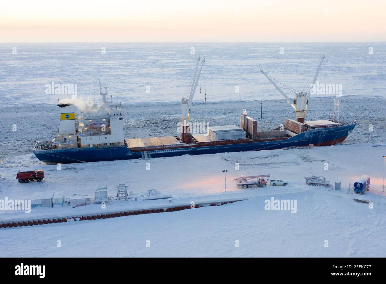 Sabetta 2, région de Tyumen, Russie - 25 janvier 2021 : les navires de mer sont à l'amarrage, déchargement. Banque D'Images