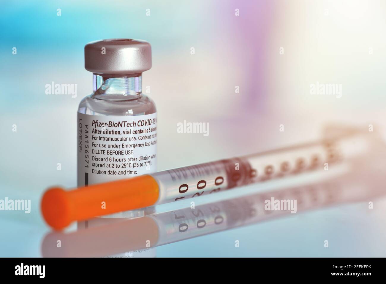 Galati, Roumanie - 16 février 2021 : ampoule de vaccin Pfizer-BioNTech COVID-19 « comirnaty » Banque D'Images