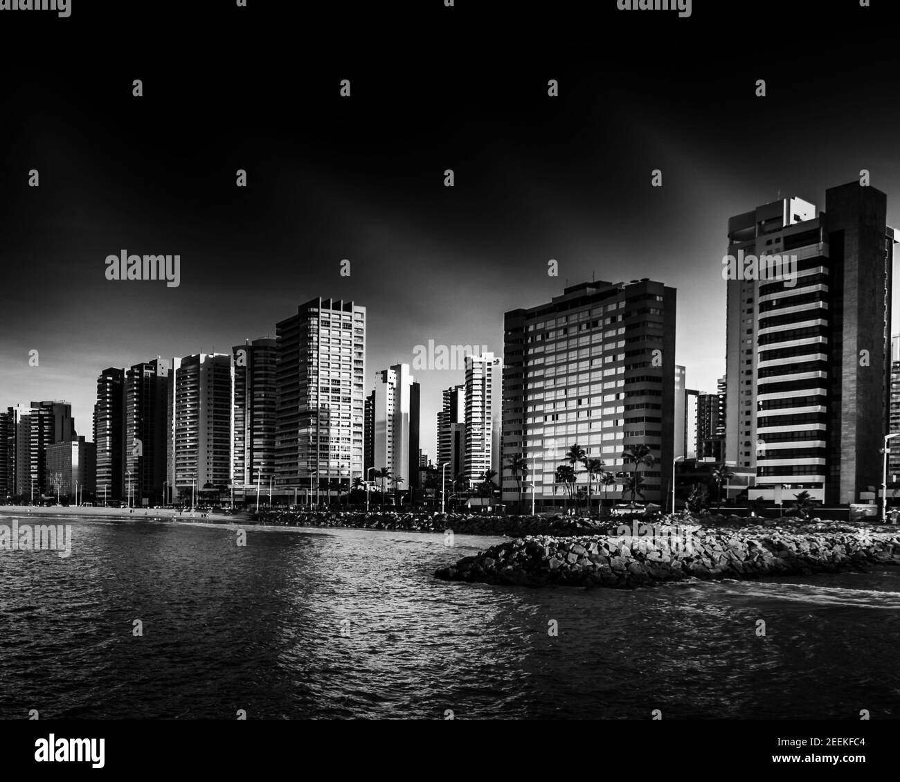 Horizon urbain sur une ville tropicale côtière en noir et blanc Banque D'Images