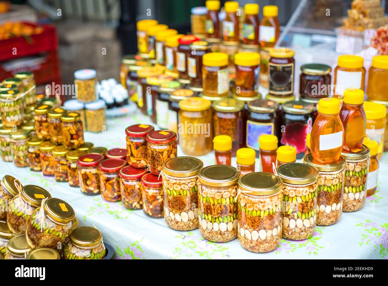 Les produits locaux sont conservés avec amour dans des pots en verre exposés et disposés de manière attrayante pour attirer les clients. Banque D'Images