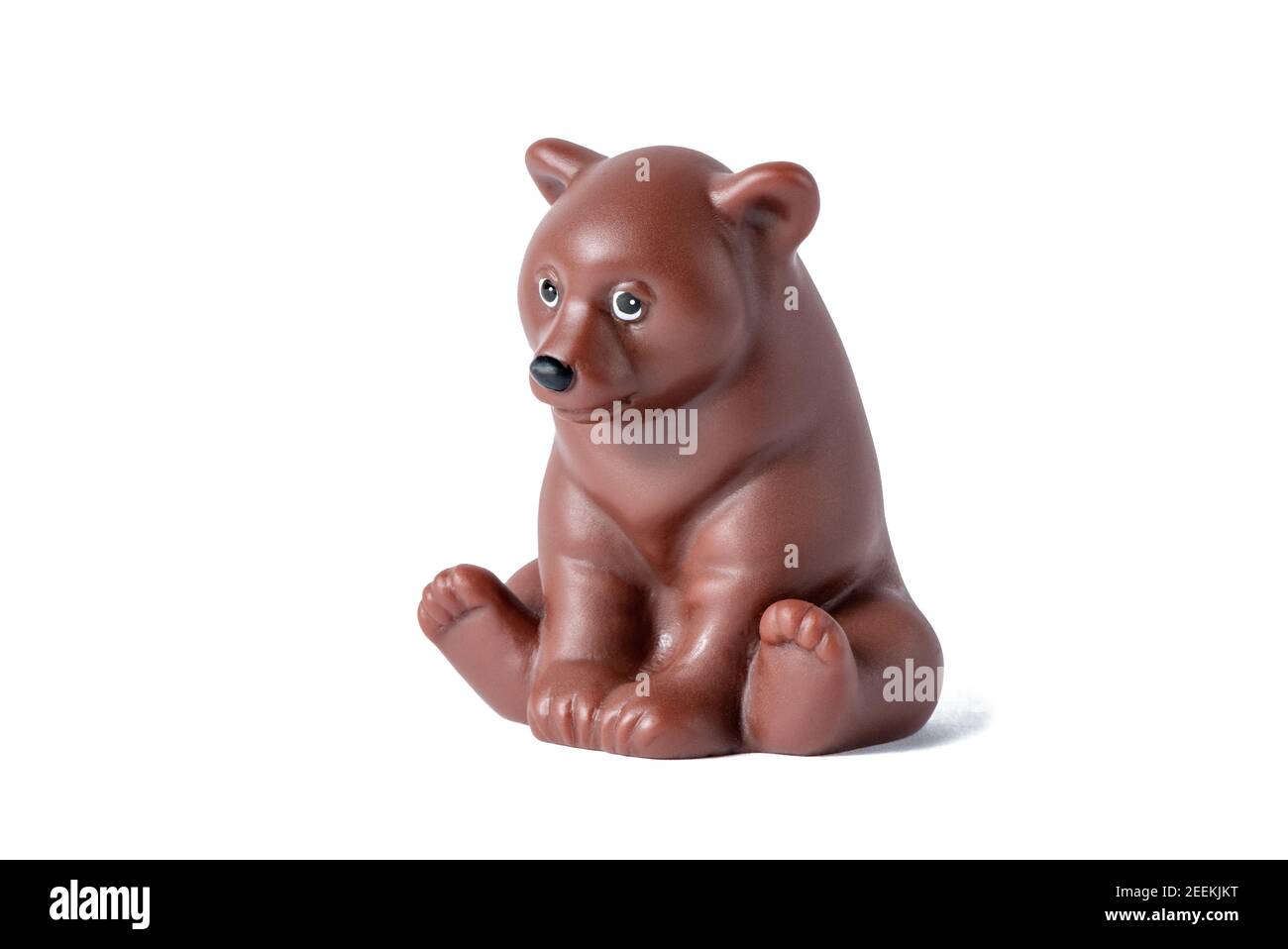 Jouet en caoutchouc ours brun sauvage isolé sur fond blanc. Figurine animale Banque D'Images