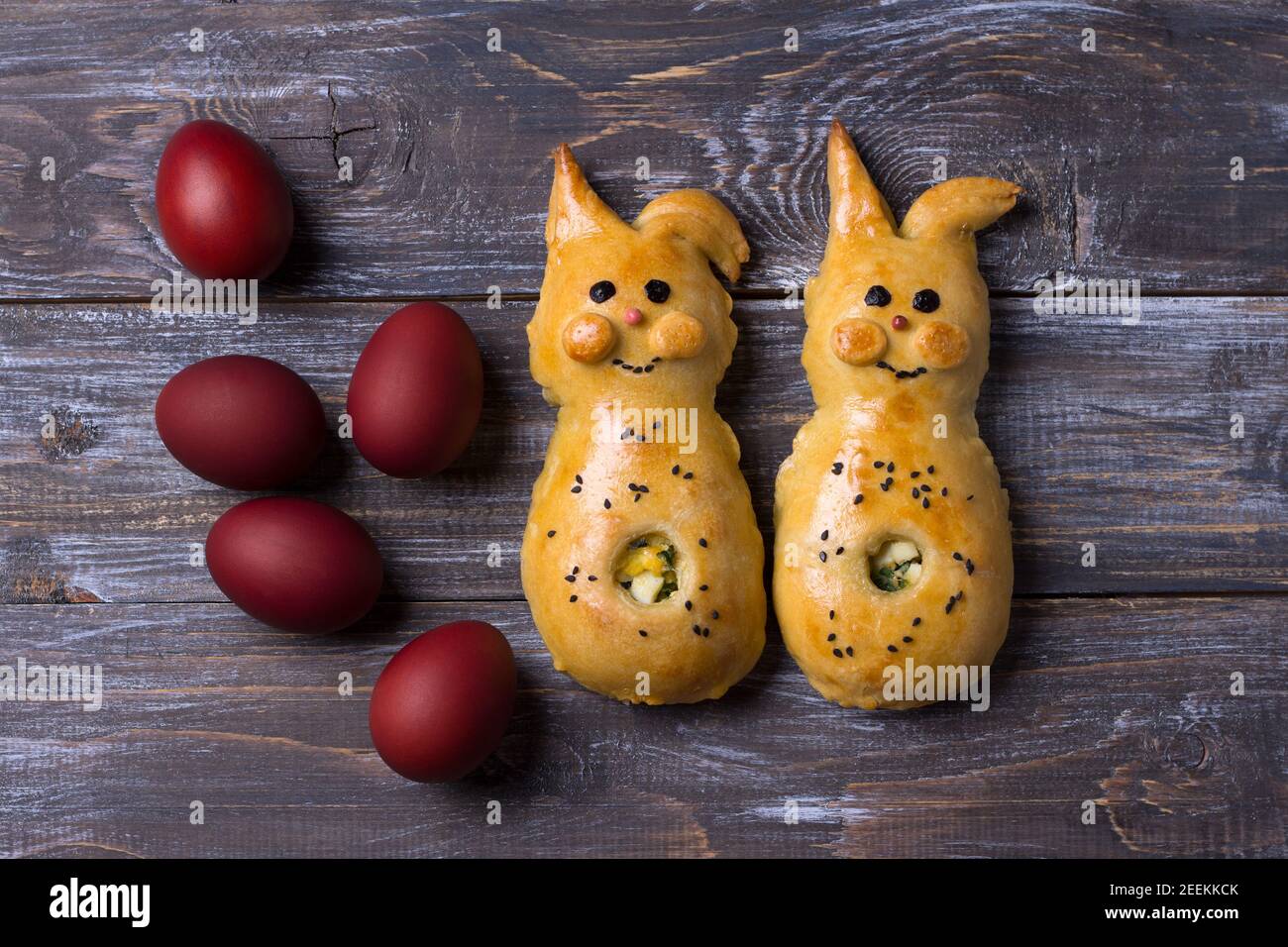 Patties aux oignons verts et aux œufs, sous forme de lapin sur une table en bois. Délicieux petit déjeuner maison pour les enfants Banque D'Images