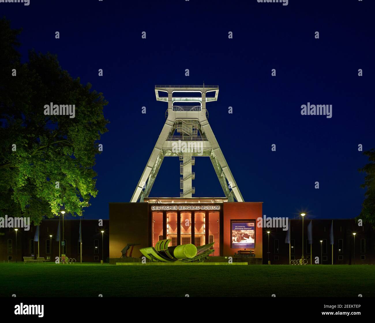 Photo nocturne du musée minier allemand illuminé de Bochum, Rhénanie-du-Nord-Westphalie, Allemagne, Europe Banque D'Images