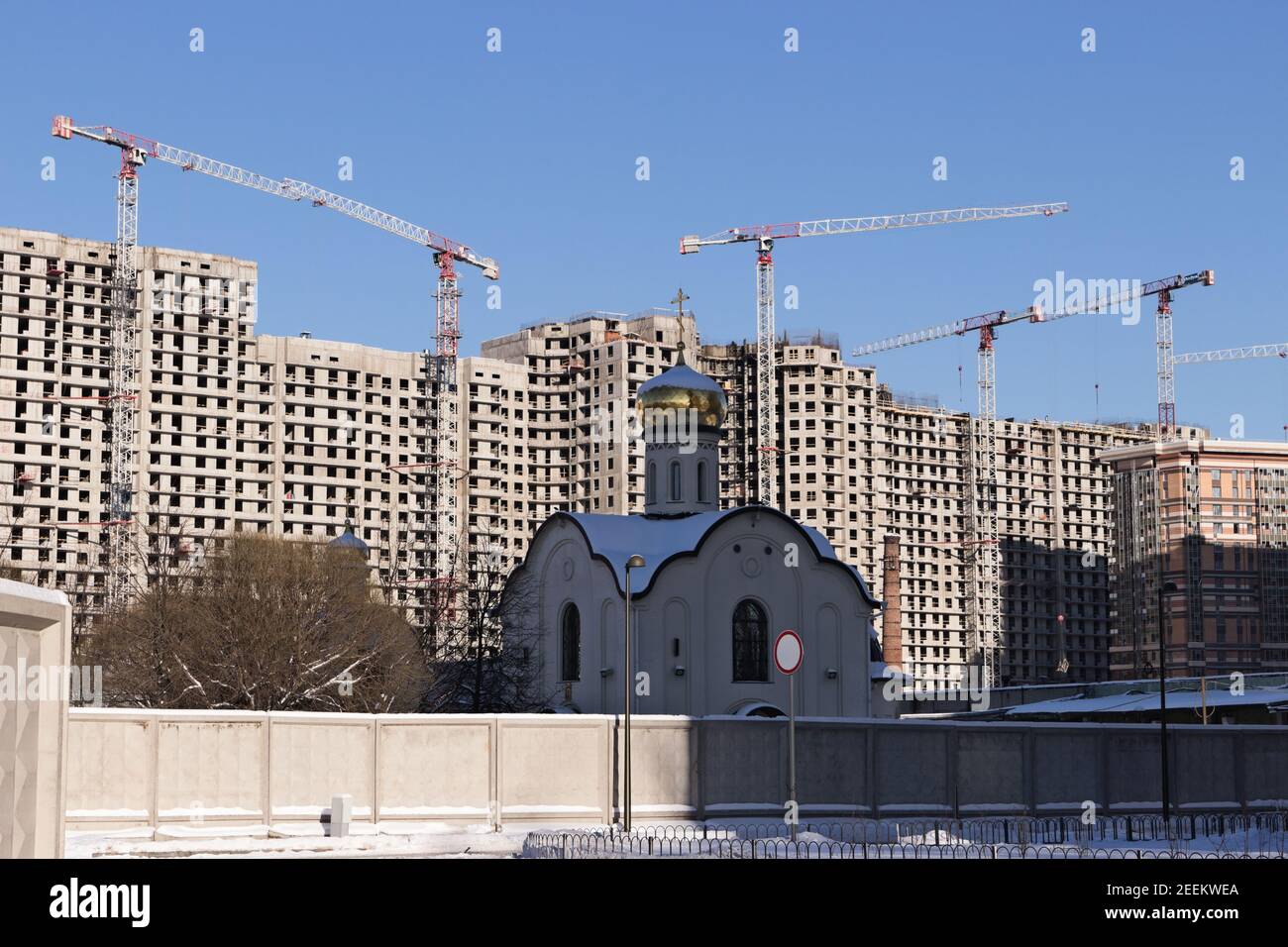 Eglise Saint-Nicolas le Wonderworker sur l'avenue Kolomyazhsky sur un fond de construction de bâtiments à plusieurs étages, SPB, Russie, 2021 Banque D'Images