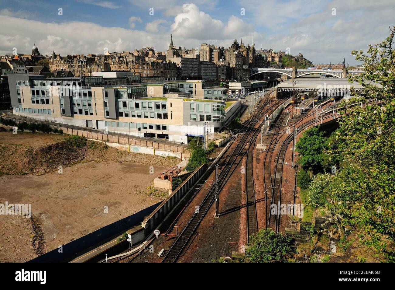 L'extrémité est de la gare Waverley d'Édimbourg, vue depuis le tunnel de Calton, et en direction du château.17th mai 2009. Banque D'Images