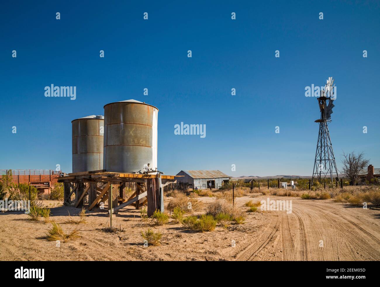 Réservoirs d'eau, pompe à eau au ranch du site de Lanfair, Lanfair Valley, Mojave National Preserve, Californie, États-Unis Banque D'Images