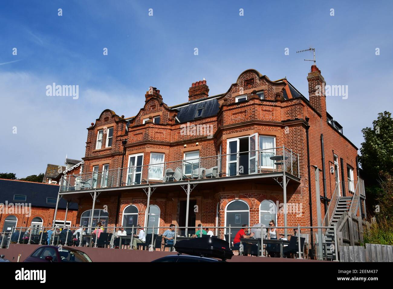 Hôtel animé avec un café en plein air sur le front de mer de Felixstowe, Suffolk, Royaume-Uni Banque D'Images