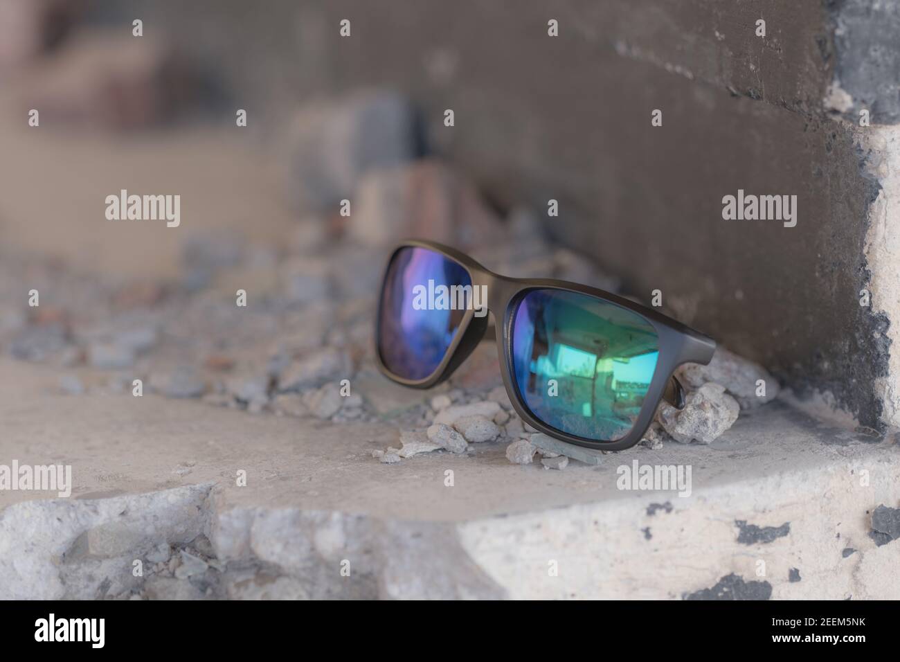 Le modèle de lunettes de soleil classiques prend des photos dans un lieu urbain en été. Mise au point sélective Banque D'Images