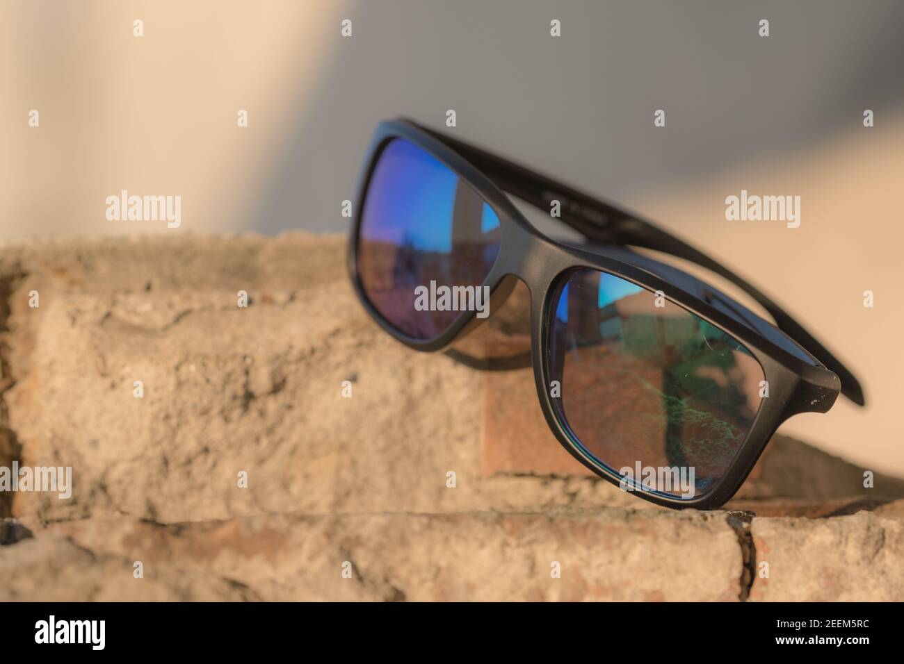 Le modèle de lunettes de soleil classiques prend des photos dans un lieu urbain en été. Mise au point sélective Banque D'Images