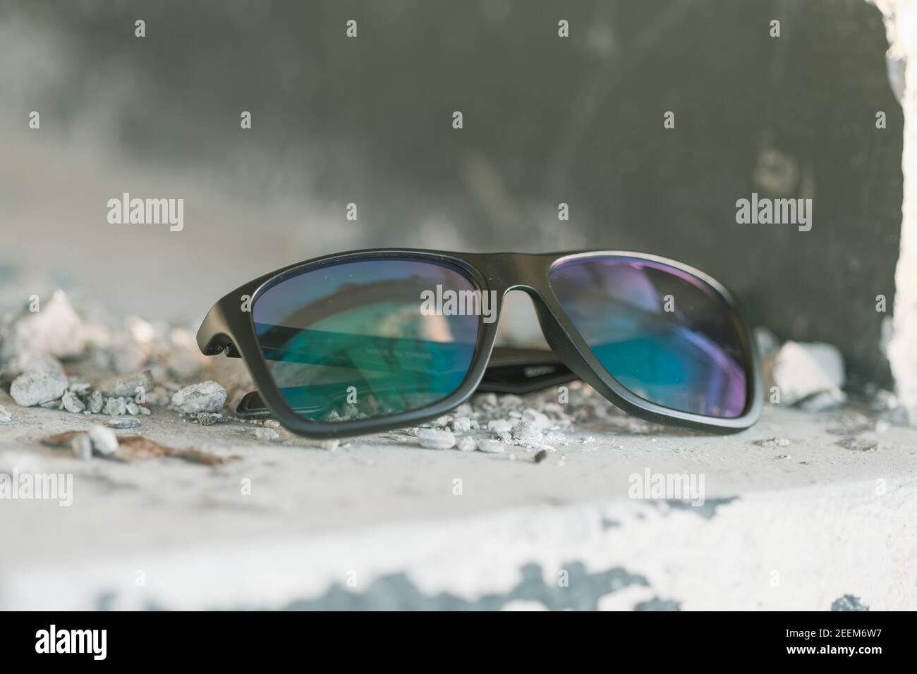 Le modèle de lunettes de soleil classiques prend des photos dans un lieu urbain en été. Mise au point sélective Banque D'Images