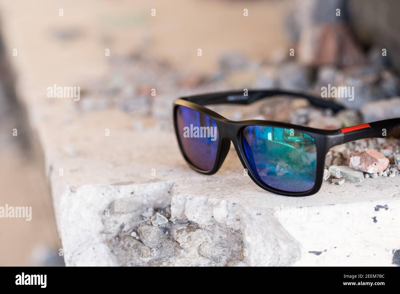Le modèle de lunettes de soleil classiques prend des photos dans un lieu urbain en été. Mise au point sélective Banque D'Images