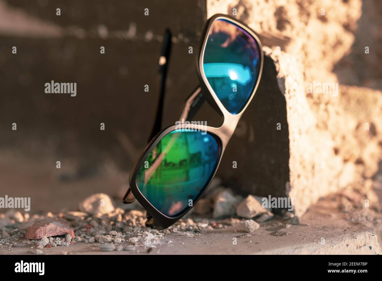 Le modèle de lunettes de soleil classiques prend des photos dans un lieu urbain en été. Mise au point sélective Banque D'Images