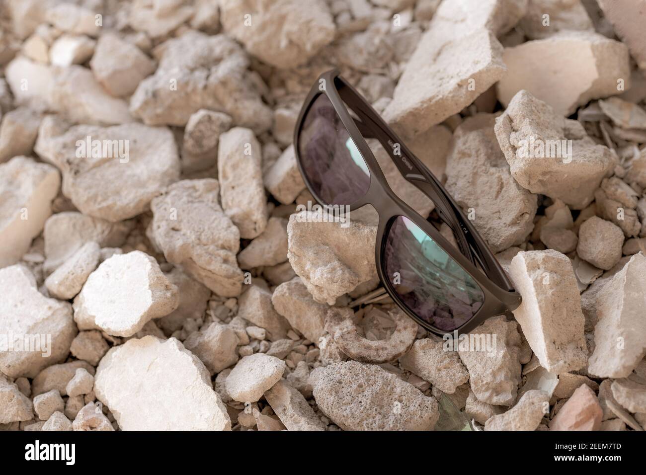 Le modèle de lunettes de soleil classiques prend des photos dans un lieu urbain en été. Mise au point sélective Banque D'Images